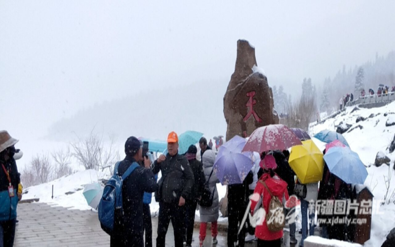 天池四月赏雪景