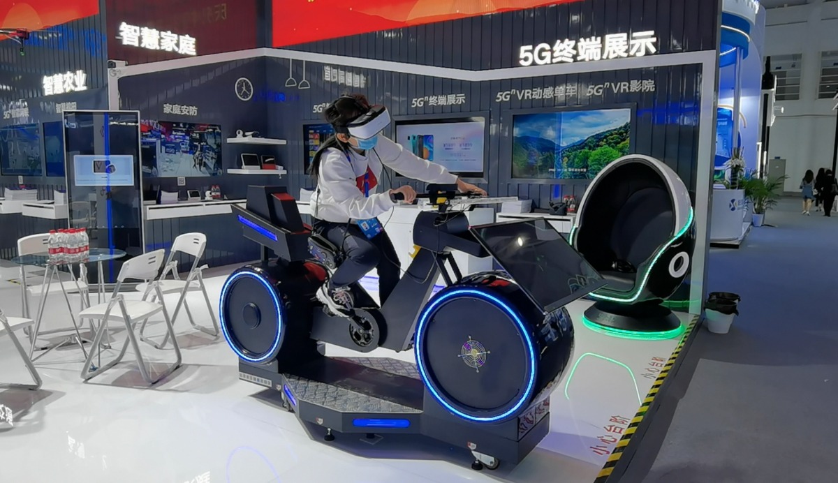 图集 | 5GVR动感单车、时间折叠机······感受数字峰会的“黑科技”