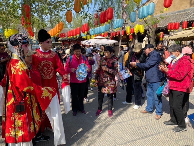 “五一”北京周边游火爆，太行水镇游人如织