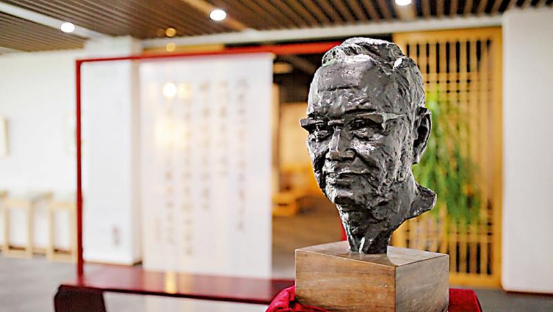 为思想而生/在《王元化传》中 感受思想的华彩\胡一峰