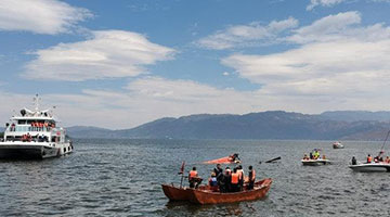 大理通报“一直升机取水意外坠入洱海”：正全力救援