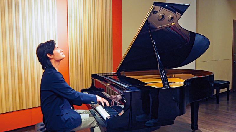 24歲鋼琴家牛牛演奏與作曲並進