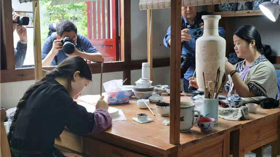 百媒亿粉游皇窑 品千年瓷都之韵