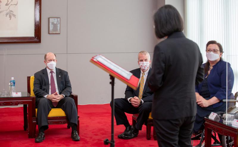 美议员罕见搭军机窜访台湾 炮制“赠疫苗秀”