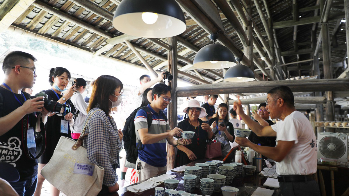 百媒亿粉“种草”瓷都 全网宣推美景厚德镇生活