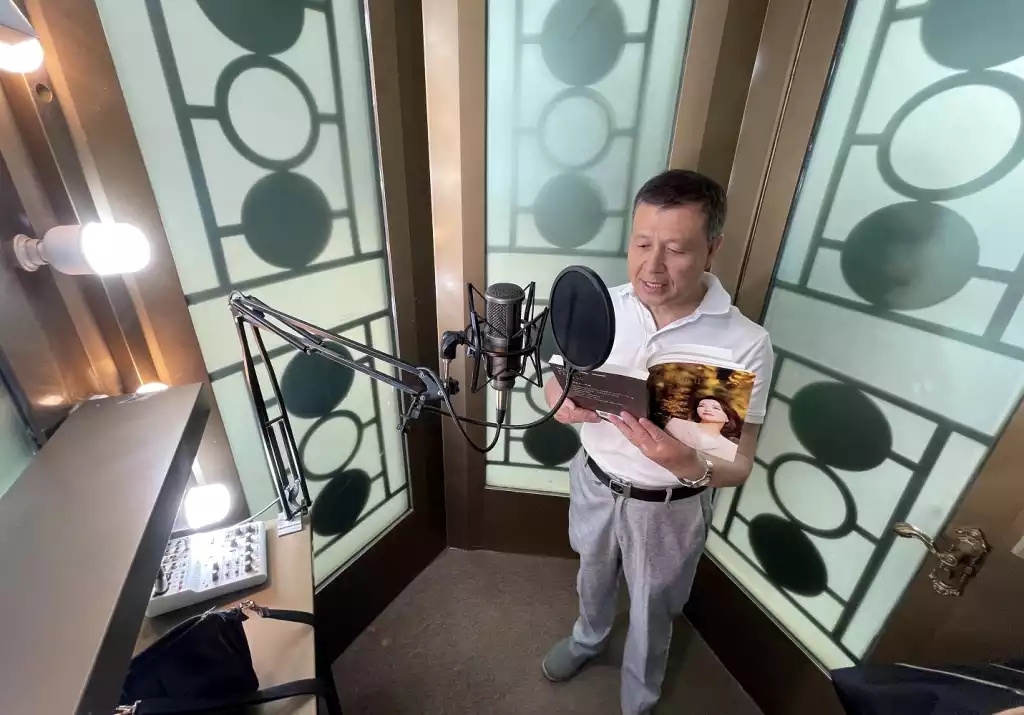 “朗读亭”落地郑州图书馆 让普通人释放内心的声音