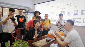 百媒亿粉游瓷都 触玉质瓷悟工匠精神