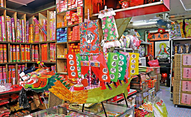 老店東主堅持傳統不求賺大錢 ﻿紙紮龍舟 傳承端午文化