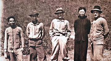 挨拷打宁死不屈 满身伤不哭一声