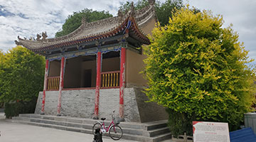 红色之旅采访团走进中国工农红军长征界石铺纪念馆 