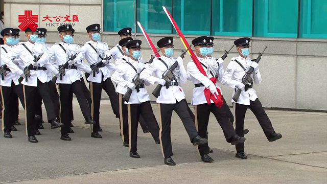 英姿飒爽！在金紫荆广场七一升旗仪式上，护旗队以中式步操入场