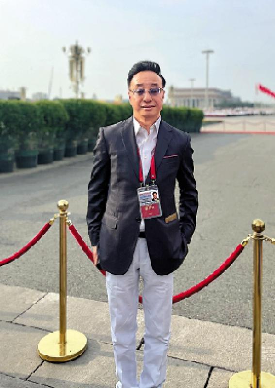 ﻿点击香江/在天安门广场，见证百年大党风华正茂\屠海鸣