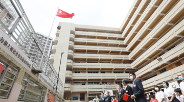 培侨中学升旗手：以解放军仪仗队为榜样 报效祖国