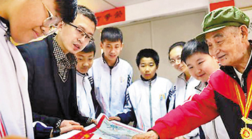 雷锋战友做义工 无私精神代代传