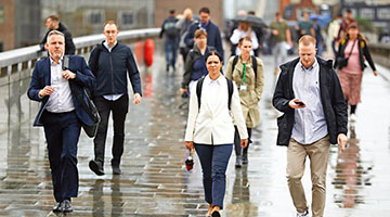 坚持解封 英国夏天单日新增确诊病例将突破10万宗