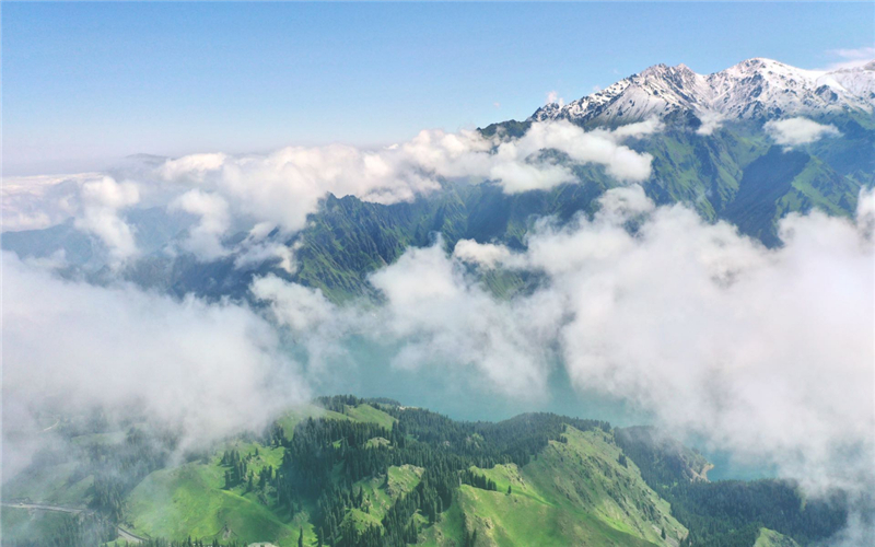 观云海，赏飞瀑，天山天池带你解锁“云海之境”