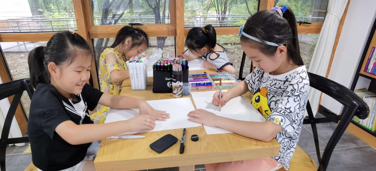 中牟县三刘寨郑品书舍举办“我和书”绘画活动