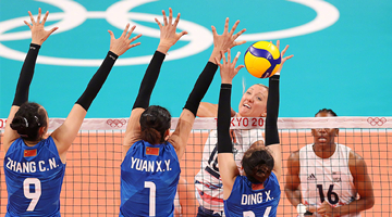 中国女排两连败！朱婷带伤上场 这个细节令人揪心