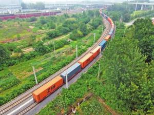 “钢铁驼队”来往奔忙