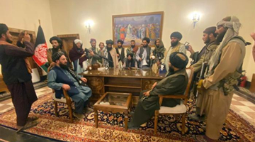 混乱的喀布尔机场：停机坪上人挤人 美军多次鸣枪