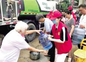 郑州，闪耀在暴雨中的那一抹红