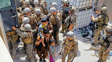 神秘狙击手喀布尔机场放冷枪 引起阿美德三军混战