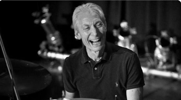 英国“滚石乐队”鼓手查理．沃茨去世 享年80岁