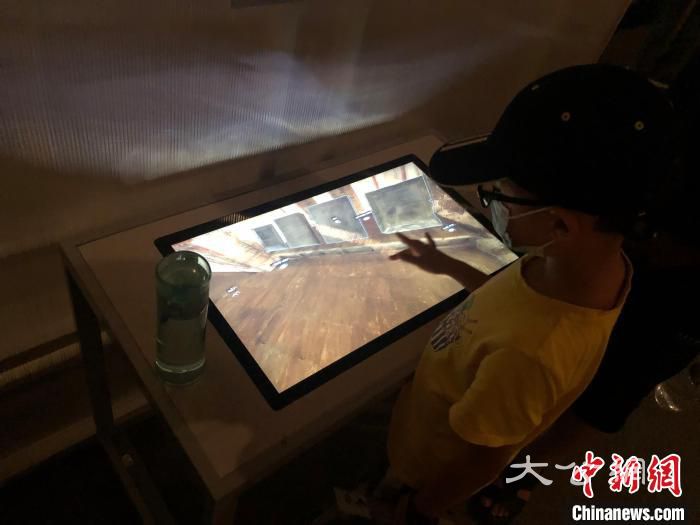 觀眾在首都博物館展廳內使用互動設備。 李純 攝