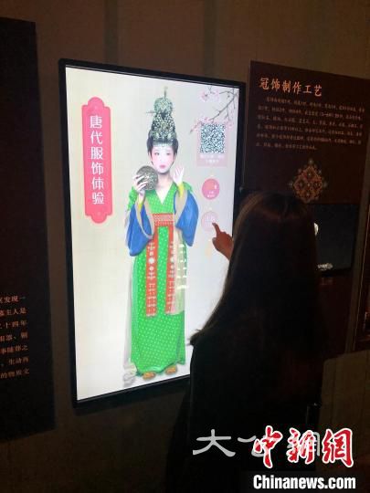 觀眾在首都博物館展廳內使用互動設備。 李純 攝