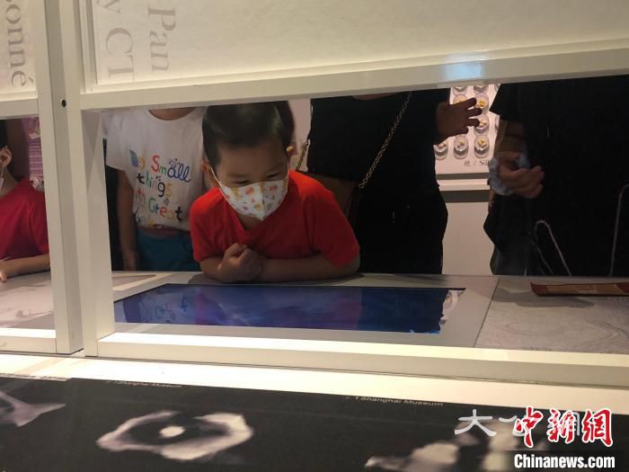 觀眾在首都博物館展廳內使用互動設備。 李純 攝