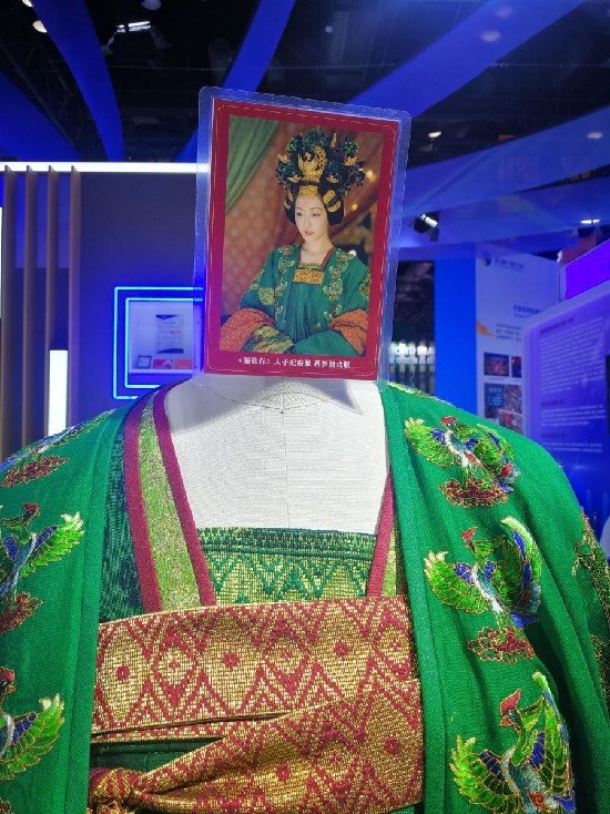 热播影视剧服装道具大有来头 服贸会上“揭秘”