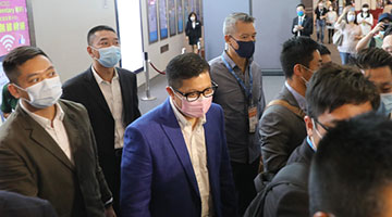 选委会选举丨邓炳强视察票站保安情况 为警员打气