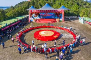 河南丹江近万月饼拼成“团圆饼”庆中秋