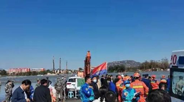 大巴坠河已致2人死亡12人失联 河北省政府做出批示