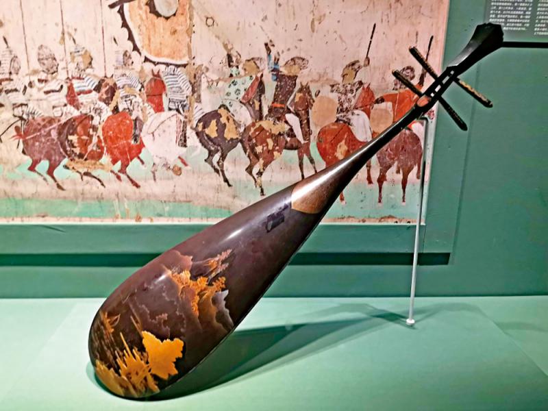 ﻿飞天逗花雨 複窟展胡旋