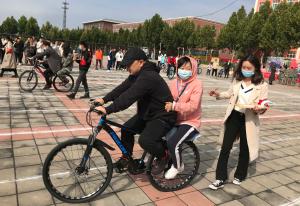 河南省会新闻工作者慢骑自行车话友谊