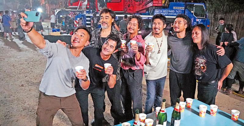 《扫毒3》剧组开香槟庆祝煞科