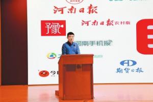 庆祝新华社建社90周年 河南人民出版社赠献穆青传记系列丛书