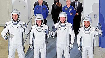 SpaceX飞船厕所漏水 四人穿戴“尿片”返航