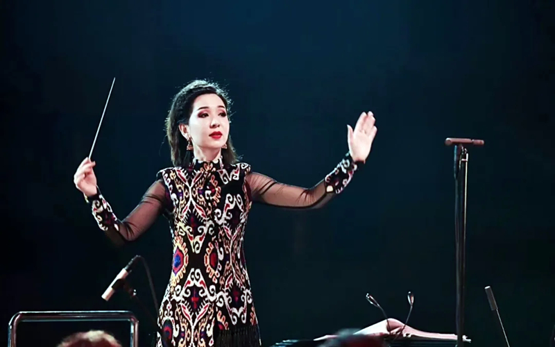 看新疆女指挥家努尔巴纳 ▪ 依明“驾驭魔法棒”