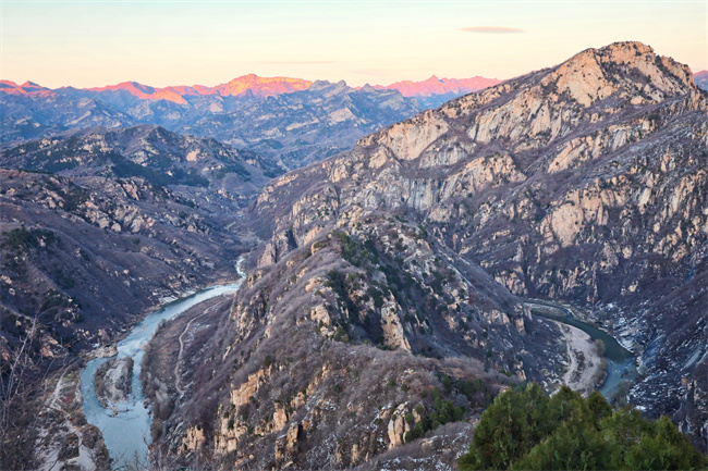 冬雪看世界 | 北京望京台日落：夕阳西下的山水沉浸在彩色梦幻中