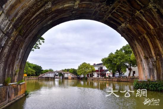 这座2000多年历史的江南古镇,小桥流水景色迷人,而且还免门票