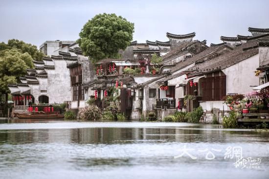 这座2000多年历史的江南古镇,小桥流水景色迷人,而且还免门票