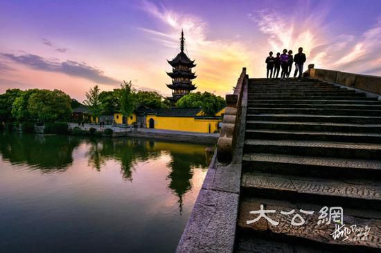 这座2000多年历史的江南古镇,小桥流水景色迷人,而且还免门票