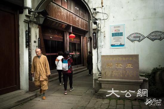 这座2000多年历史的江南古镇,小桥流水景色迷人,而且还免门票