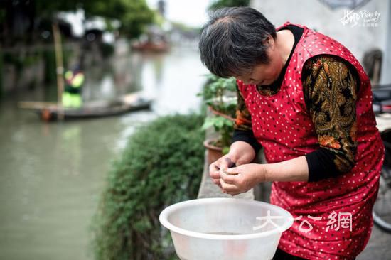 这座2000多年历史的江南古镇,小桥流水景色迷人,而且还免门票