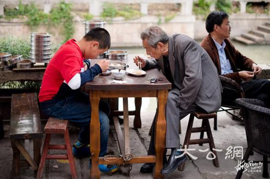 这座2000多年历史的江南古镇,小桥流水景色迷人,而且还免门票
