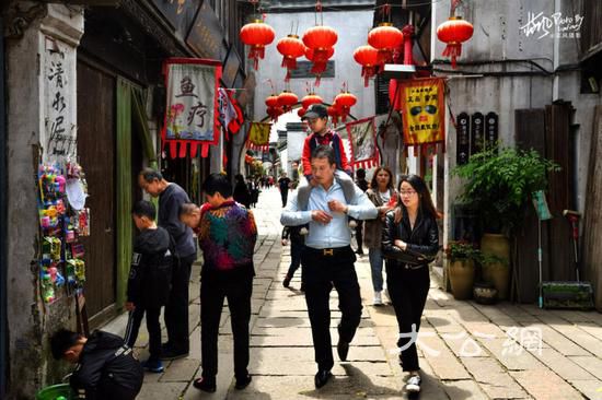 这座2000多年历史的江南古镇,小桥流水景色迷人,而且还免门票