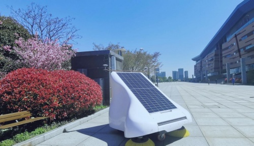 “扫地僧”的C位出道，扬州城庆广场高效清扫服务持续一年