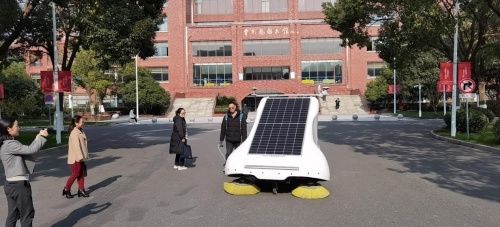 上海浦东大学校园藏身“扫地僧”